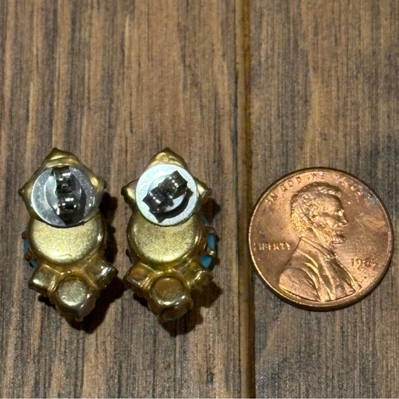 Vintage 1960's costume jewelry turquoise gold tone earrings with post backings - Picture 4 of 4